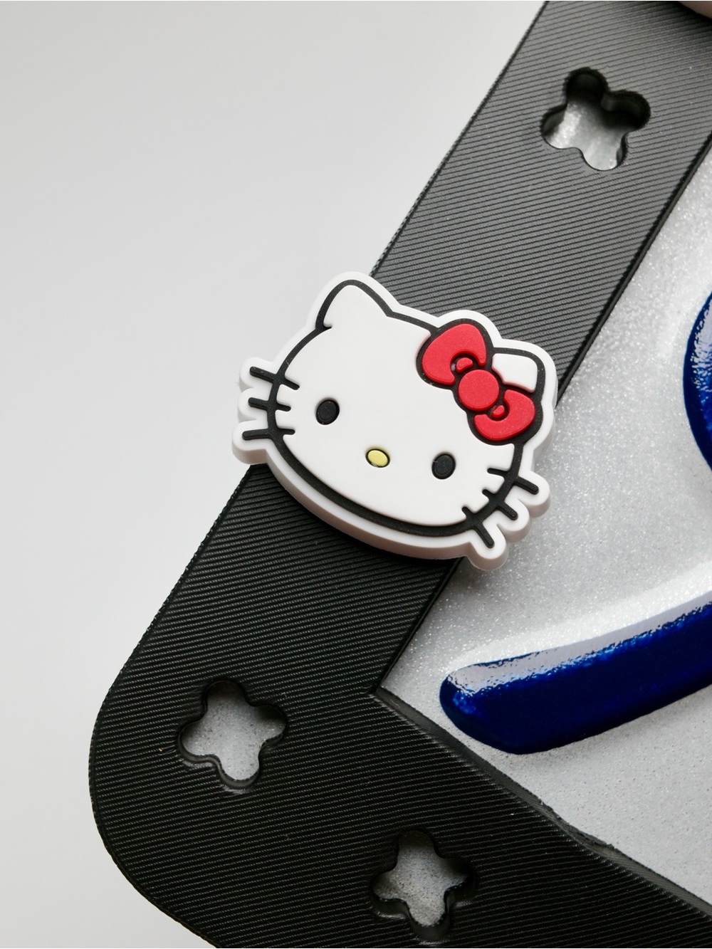 Hello Kitty License Plate Frame - Picture 5 of 6